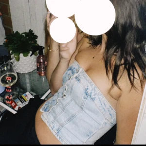 Topp - En zara jeans topp i jättebra kvalite, säljer eftersom den inte kommer till användning längre. Priset kan diskuteras 💕 