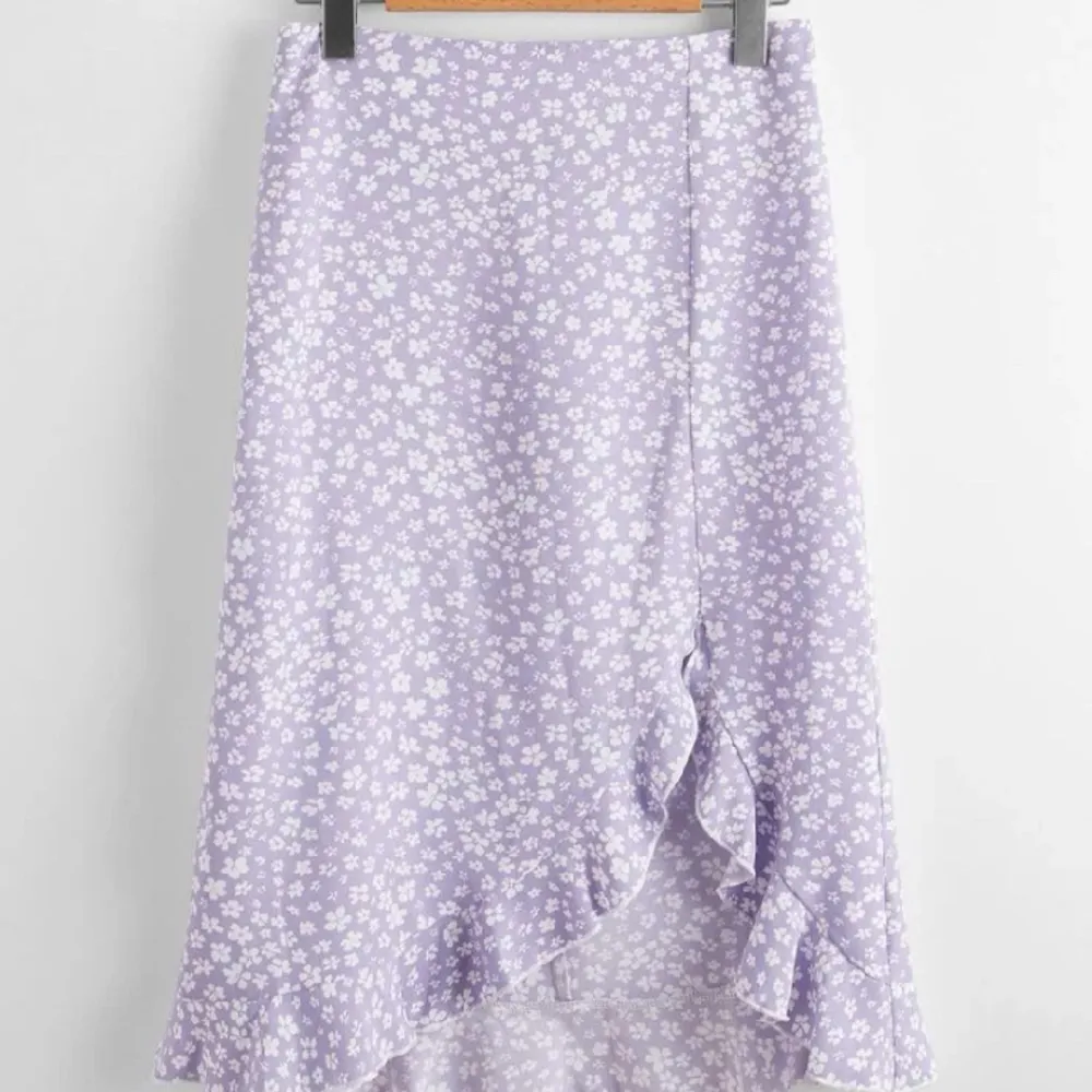 Säljer denna kjol från SHEIN. Använd få gånger men säljer för att den är lite stor & inte kommer till använding🌸. Kjolar.
