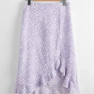 Säljer denna kjol från SHEIN. Använd få gånger men säljer för att den är lite stor & inte kommer till använding🌸