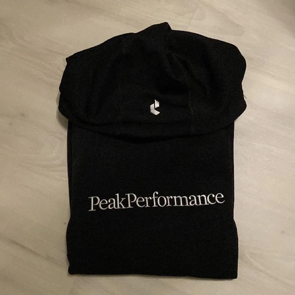 Jag säljer denna Peak Performance tröjan då den knappast använts pga att den var för stor, i nyskick, storlek M. Hoodies.