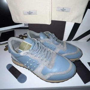 Valentino rockrunner - Valentino rockrunner i ovanlig färg. Storlek 41 men väldigt stora i storleken så skulle säga 42-42.5. Nypris runt 6000kr. Skicket är 8.5/10 små skrap men inget som märks. Extra nitar och skosnören samt två dustbags.