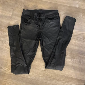 Skinnbyxa faux - Snygga fejkläder byxor från veromoda 