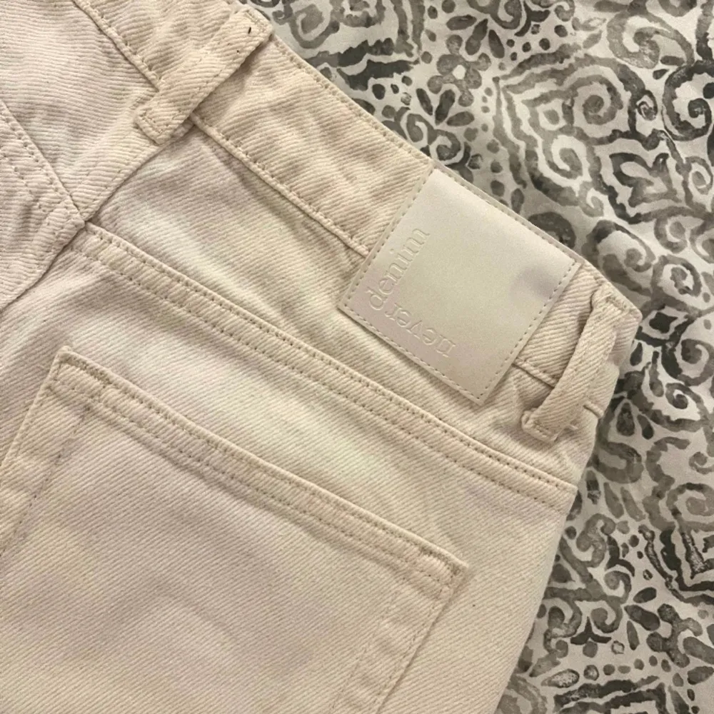 ”Off white” jeans från Bikbok. Sparsamt använda, hög midja. Size 27 Length 32. Jeans & Byxor.