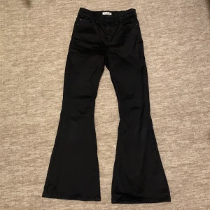 Svarta Jeans - Svarta utsvängda bootcut jeans från Lindex är i bra skick och storlek 146, basic och passar bra till många outfits. Pris kan diskuteras!😊
