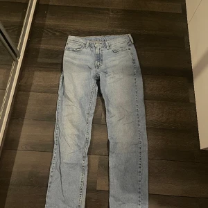 Levis 511 - St 32 32 Har inte haft de jätte länge väldigt bra skick förutom det lilla längst nere.