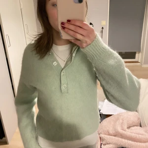 Stickad tröja  - Jätte fin stickad tröja i fint skick från other stories!!  Ordinarie pris 799 