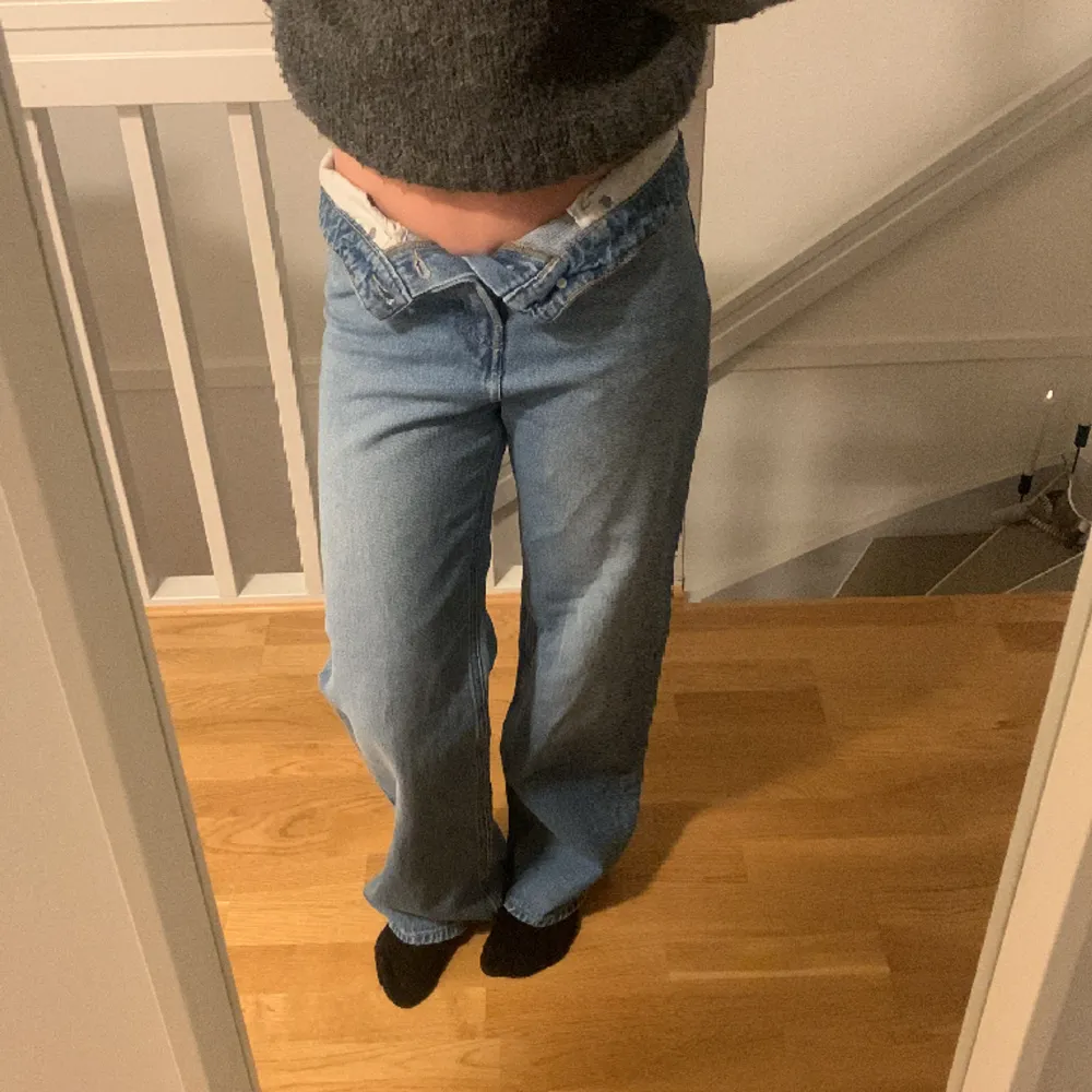 Vida och högmidjade jeans, går bra att vika ner! Endast slitna längst ner eftersom dem är lite för långa för mig annars inga defekter🥰 Osäker på storleken men passar nog någon mellan S-M🩵. Jeans & Byxor.
