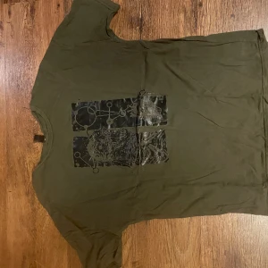 Tröja - Grön tröja från shein men döskalle på 