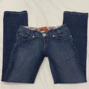 Lågmidjade flare jeans - JÄTTE SNYGGA lågmidjade jeans med as cool knapp! Säljer eftersom de är för stora. Mått: midja: 82 Innerben: X. Passar S/M! Jätte bra skick, skriv om du har frågor. Finns annonsen = finns plagget! 🤍 Använd gärna köp nu 🤍