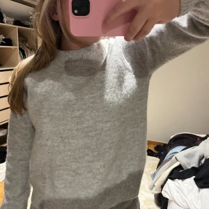 Stickad grå  - Stickad grå tröja i ett skönt material som inte är stickigt.