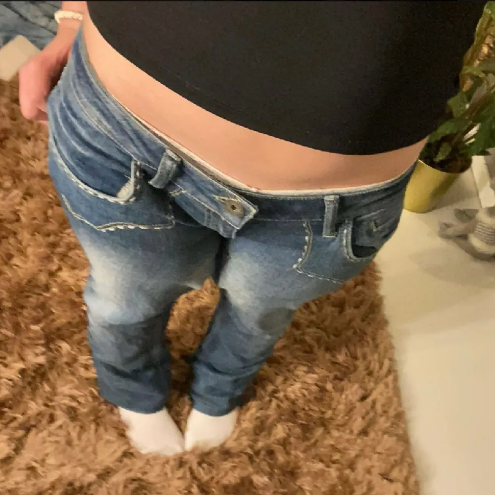 Low waist jeans med coola fickor (sytt som lågmidjade själv så man kan sy ett extra lager så de inte spricker)midjemått rakt över är 43. Jeans & Byxor.