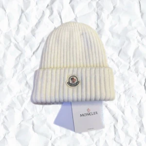 Moncler hat - Moncler mössa. Skicket är 10/10, ny. Har även andra färger. Köpte den för 2200. Mer information, bilder och prisdiskussion i dm. ✔️ Äkta ✔️