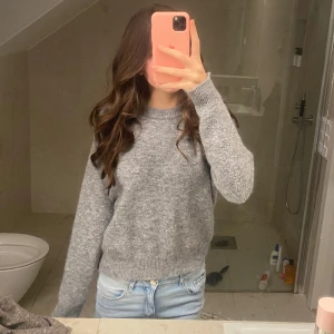Stickad tröja 💘 - Stickad grå tröja från zara, fint skick🥰