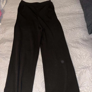 Svarta tygbyxor - Säljer dessa tygbyxor eftersom de inte kommit till användning, passar perfekt för mig som är 176 cm🩷