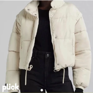 Pufferjacka  - Jättesnygg ljusbeige croppad puffer jacka från Bershka i strl 36. Använd endast 2 ggr.