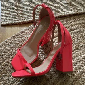 Nya klackar från Simmi - Aldrig använda då de är för stora på mig. Älskar neon färgen!! 