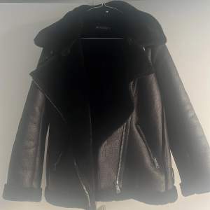 Säljer denna jackan eftersom tappa bort banden , har använt den få gånger. Den är varm och man kan ha den både på hösten och vintern. Den har päls inuti också!