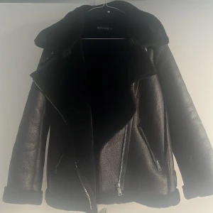 PLT Jacka - Säljer denna jackan eftersom tappa bort banden , har använt den få gånger. Den är varm och man kan ha den både på hösten och vintern. Den har päls inuti också!