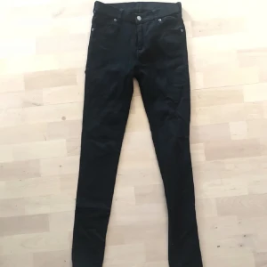 Skinnyjeans - Svarta skinnyjeans med hög midja i modellen Lexy från Dr.Denim. 