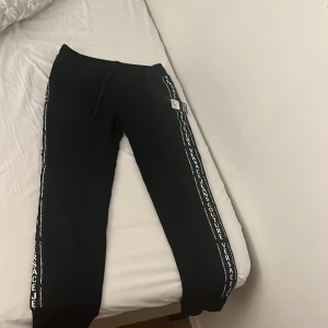 Versace sett - Säljer mitt Versace sett som aldrig används. Byxorna är helt nya och tröjan är använd en gång. Ny pris är 6500kr pris kan diskuteras och de är bara skriva för fler bilder