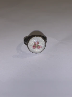 Handgjord ring med blomma 🌸  - Köptes från en liten auktion! klicka gärna på köp nu eller kontakta! 🌸🌺💐🌷