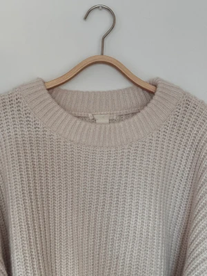 Oversized stickad tröja från HM - Beige/vit oversized stickad tröja från HM sparsamt använd
