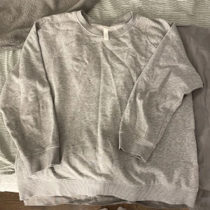 Sweatshirt - En sweetshirt som inte kommer till användning längre  Skriv för mer info eller bilder❤️