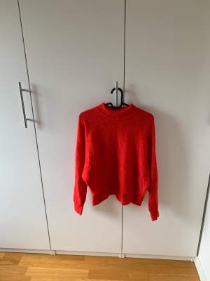 Säljer denna röda stickade tröjan från hm i storlek xs.