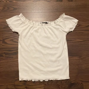 Vit topp - Vit topp från Gina Tricot. Aldrig använd.