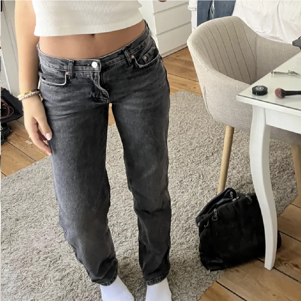 Gina tricot low waist jeans. Stl 32. Skriv för fler frågor eller intresse . Jeans & Byxor.