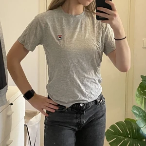 Grå t-shirt FILA - Bra skick inga fläckar eller hål. Använd fåtal gånger, skönt material.