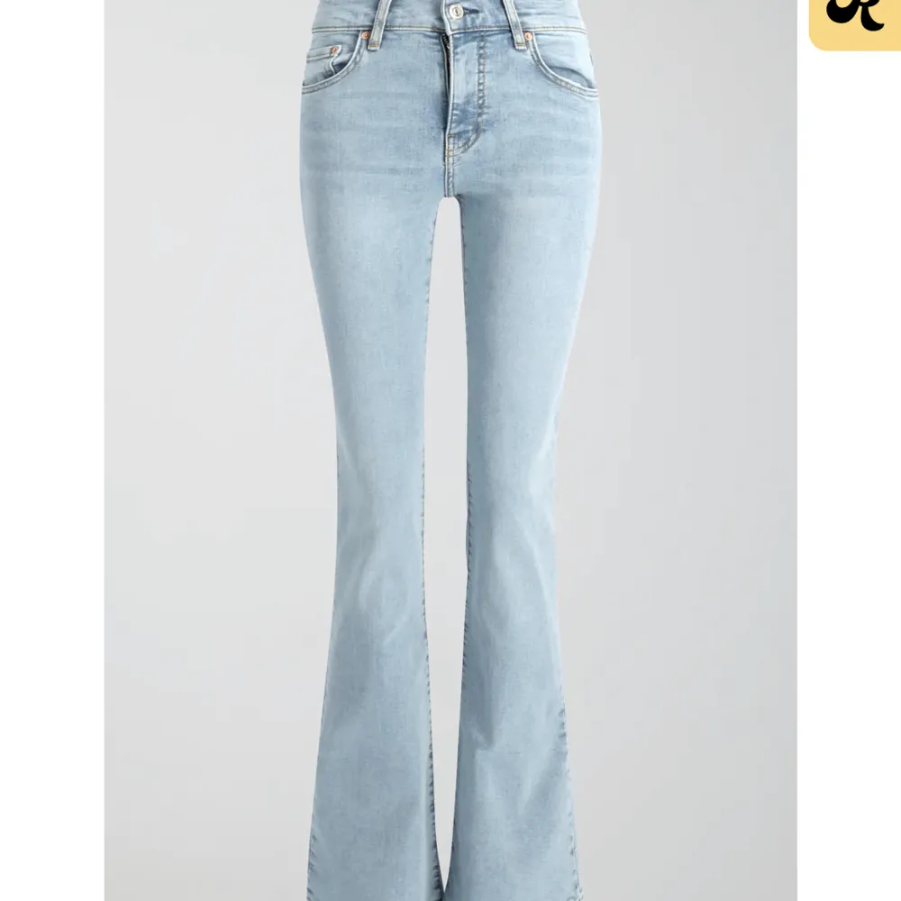 Säljer Low Waist jeans från Gina tricot i storlek 32/xs, dom är för små och vill bara ha bort dom, kom privat för egna bilder kan tänka mig att sängs priset vid snabb affär!! . Jeans & Byxor.