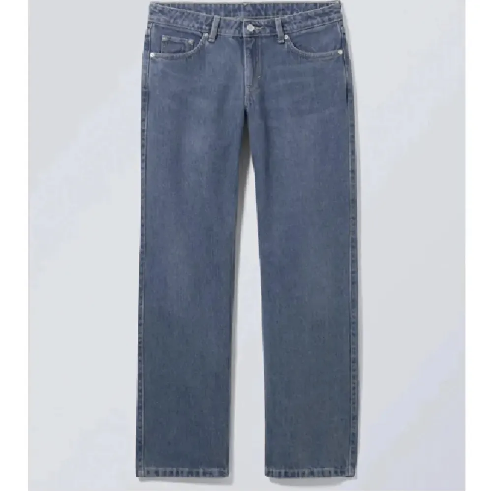 Säljer nu dessa slutsålda Weekday jeans. Säljer då jag har växt sen dess💞 nypris 590💋 Pris kan diskuteras❤️. Jeans & Byxor.