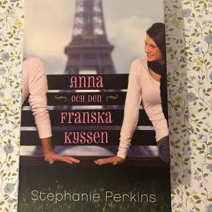 ”Anna och den franska kyssen” av Stephanie Perkins. En välig berömd och gullig romantisk bok. Köpt för 200kr. Hardcover.