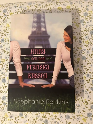 Bok - ”Anna och den franska kyssen” av Stephanie Perkins. En välig berömd och gullig romantisk bok. Köpt för 200kr. Hardcover.