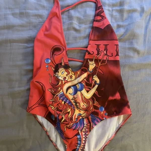 ED HARDY BADDRÄKT  - Otorligt snygg baddräkt från Ed Hardy som endast är provad då den inte passade!!! Den är i bra skick och priset är diskuterbart använd gärna köp nu och det är bara komma PM för frågor och fler bilder !!🌟🌟