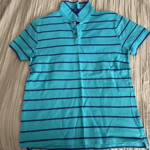 Herr T-shirt  - En randig herr skjort T-shirt i nyskick! Väldigt fin turkos färg. 