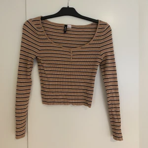 Randig långärmad tröja  - En randig tröja med knappar framtill😊