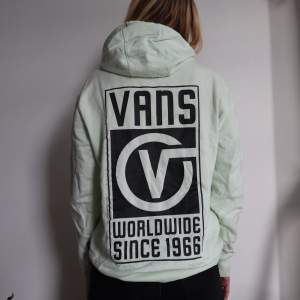 Mint grön Vans hoodie. Perfekt skick! Säljer då jag ej använder längre 🧚🏽