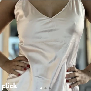 Oanvänt baby rosa linne ifrån Zara  - Oanvänt baby rosa lille ifrån Zara i storlek small. 