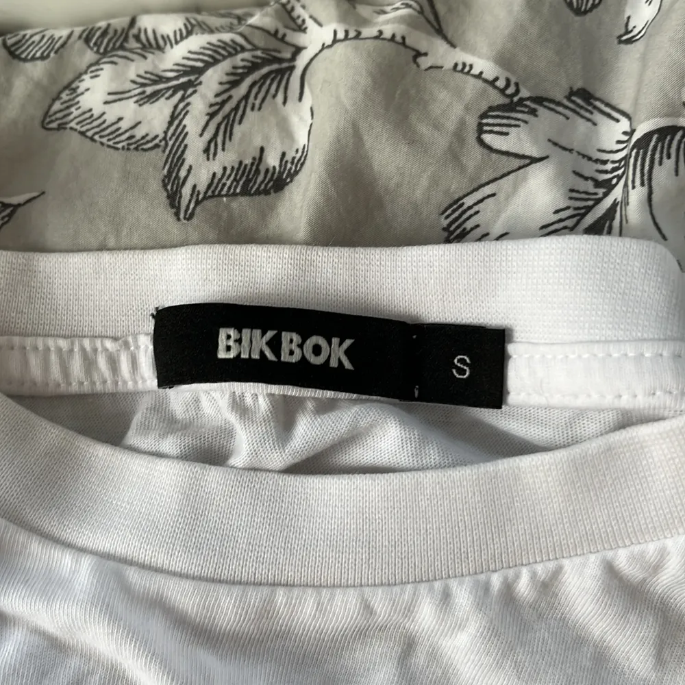 Basic vit t-shirt från Bikbok!💘. T-shirts.