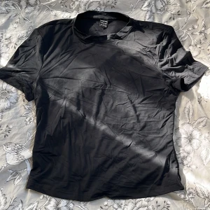 Svart träningstopp - Svart träningstopp från shein i stl S! Oanvänd (skrynklig)💘