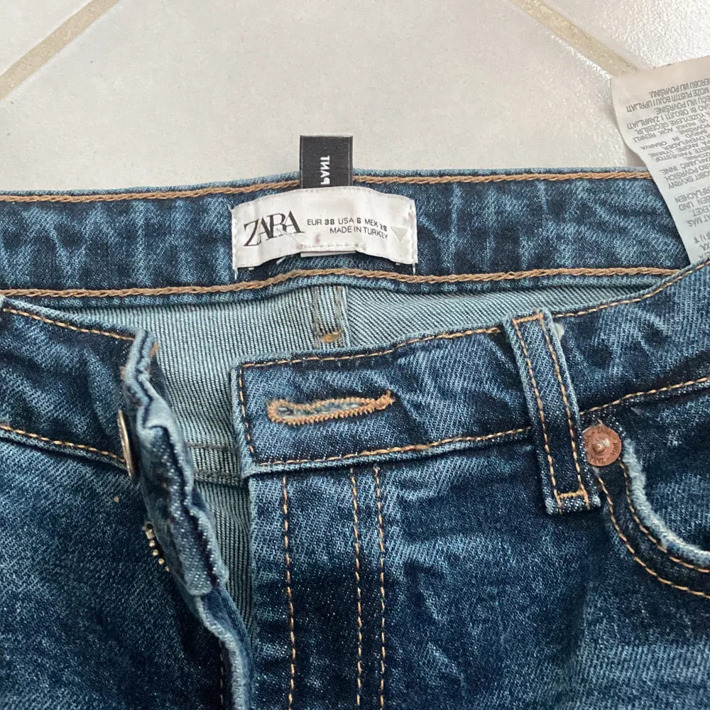 Superfina utsvängda zara jeans i stl 36! finns inte längre att köpa på hemsidan. lite tjockare material än de flesta zara jeans. kom gärna privat för fler bilder!. Jeans & Byxor.