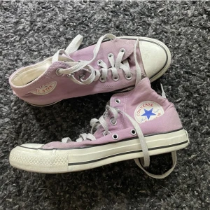 Rosa converse - Köpte dom av en tjej här på Plick, 5/10 kondition. Tänkte ge dom till en vän men de var i sämre kondition än vad jag trodde, skulle använt dom till gymmet om de passade men dem är för små