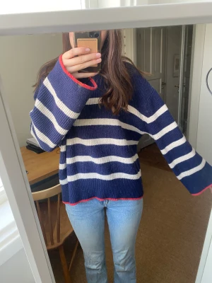 Randig stickad tröja  - Randig stickad tröja från zara med så fina röda detaljer. Köpt för typ 400-500kr. Fint skick 