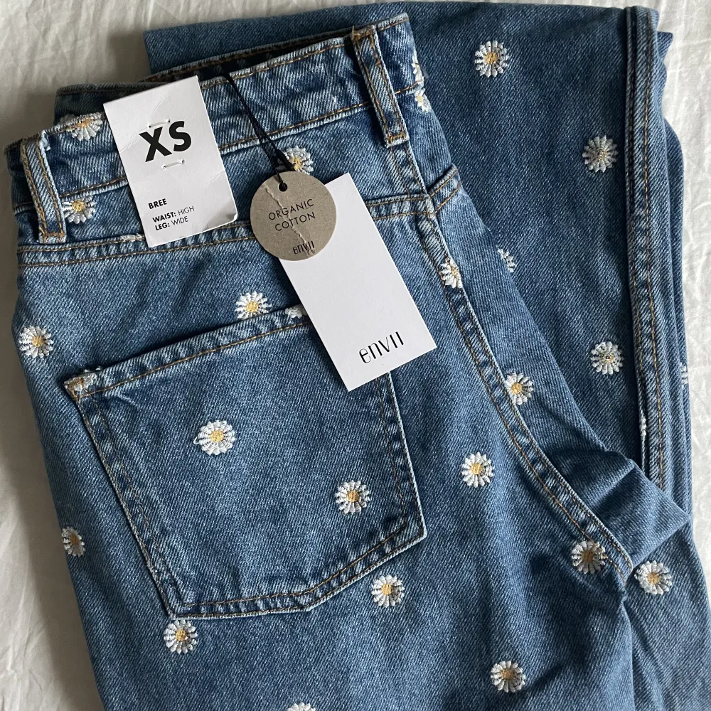Världens coolaste blommiga jeans från envii i storlek XS. Kommer tyvärr inte till användning så är aldrig använda. Etiketter sitter kvar. . Jeans & Byxor.