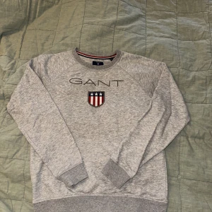 GANT sweatshirt - Jättefin GANT sweatshirt, använd men väldigt fint skick, storlek 158/160 men passar mig bra som har storlek XS, köpte för 800kr