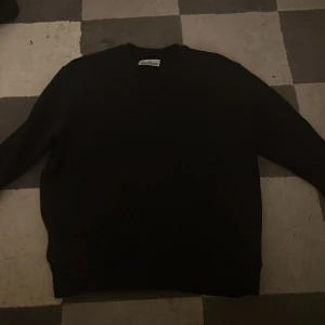 svart stone island tröja  - svart stone island tjocktröja utan märkeslappen vid armen