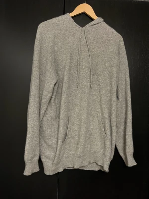 Kashmirhoodie från davida - En grå kashmir hoodie från davida i strl L. 