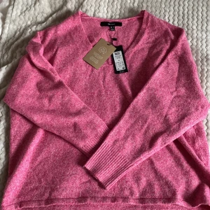 Vero Moda rosa tröja - En sprillans ny tröja från vero Moda. I storlek xs skulle dock säga att den är mer i s-m, därför den ska säljas. Originalpris 259kr men jag säljer den för 200+ gratis frakt 🩷 är också rätt så säker på att tröjan inte längre finns att köpa 🤗